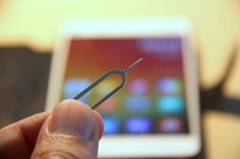 Diese Nadel darf ein Xiaomi-Besitzer nie auf Reisen vergessen - sie dient dem Auswechseln der SIM-Karte.