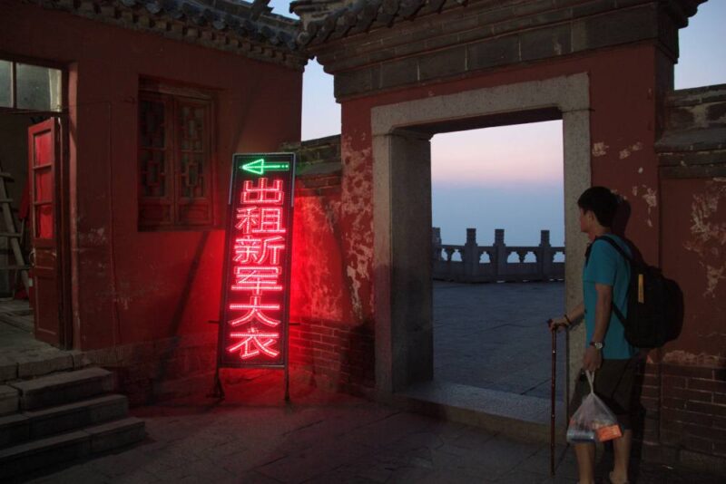 Leuchtreklame für die Miete von Frieren auf dem Gipfel: In einem Tempel auf dem Taishan werden alte Militärmäntel verliehen. Fotos: O. Zwahlen