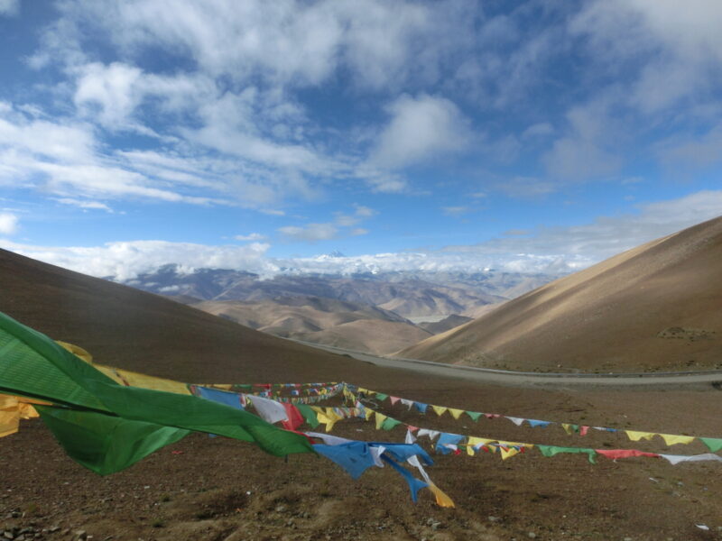 Gebetsfahnen im Wind: Die tibetische Kultur durchdringt jede Ecke des Himalayas.