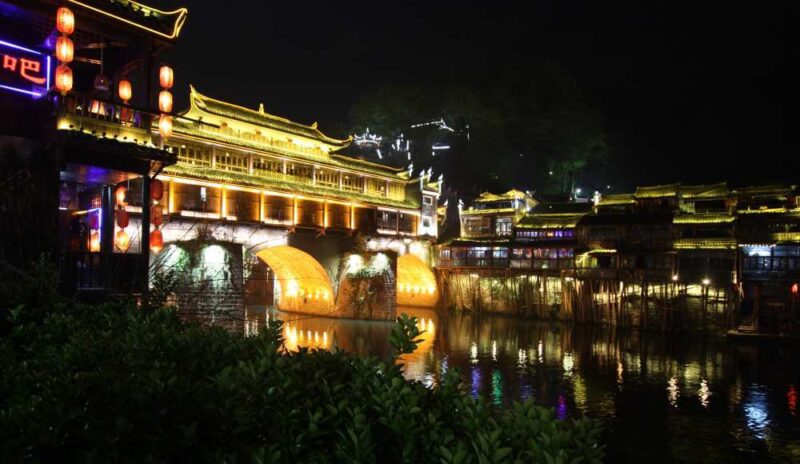 Fenghuang in der Nacht: Sobald die Sonne untergeht erschallt Partysound aus allen Ecken.