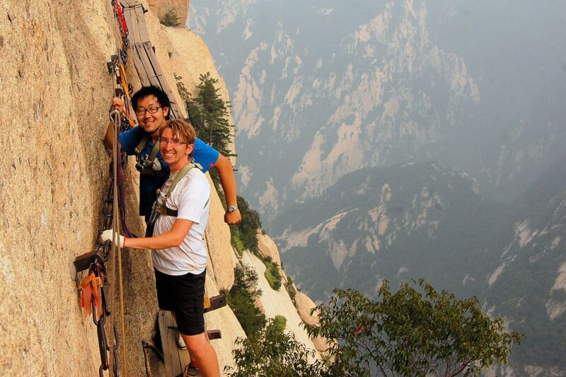 Abenteuer in China: Florian Blümm am Klettersteig von Huashan. Fotos ZVG