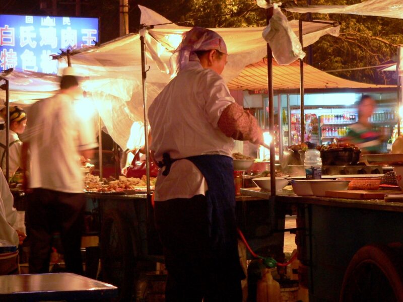 Günstig und köstlich: Ein Nachtmarkt im westchinesischen Xinjiang. Fotos: O. Zwahlen