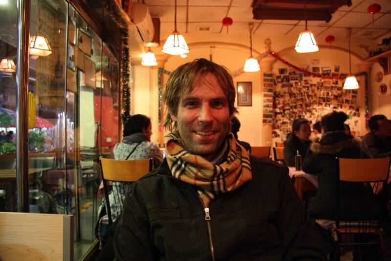 Der Autor in einem Café in Guilin.
