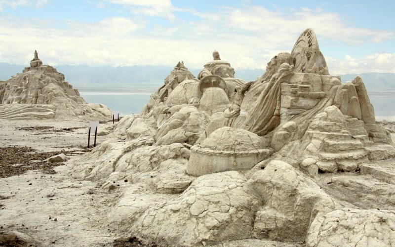 Salzskulpturen säumen den Eingang zum Salzwerk.