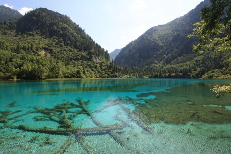 Einer der leuchtend blauen Seen von Jiuzhaigou.